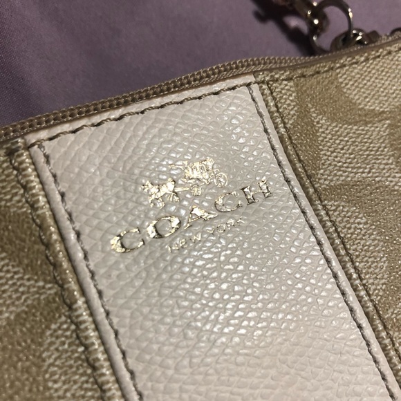 Coach Cream Clutch / Wristlet - Picture 5 of 7